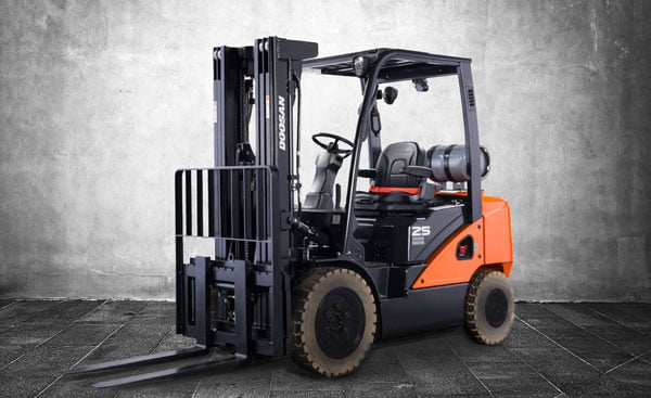 MidCo_Doosan_G25E-7_IC_Cushion_Forklift_Email_600px