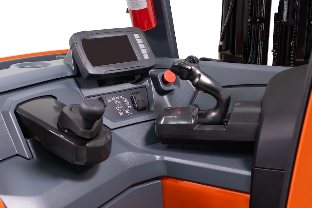 Stand-Up Rider_8FBA20U_Closeup_Operator Compartment_1